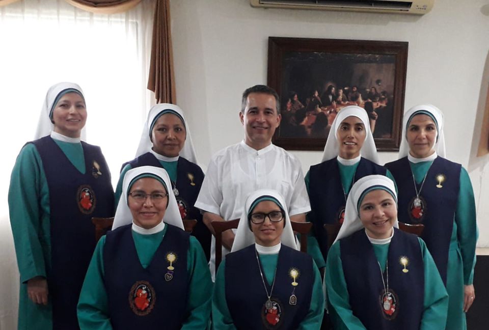 Las hermanas de Stella Maris con el Padre Rodrigo Santos, Párroco de la Divina Misericordia en Mérida